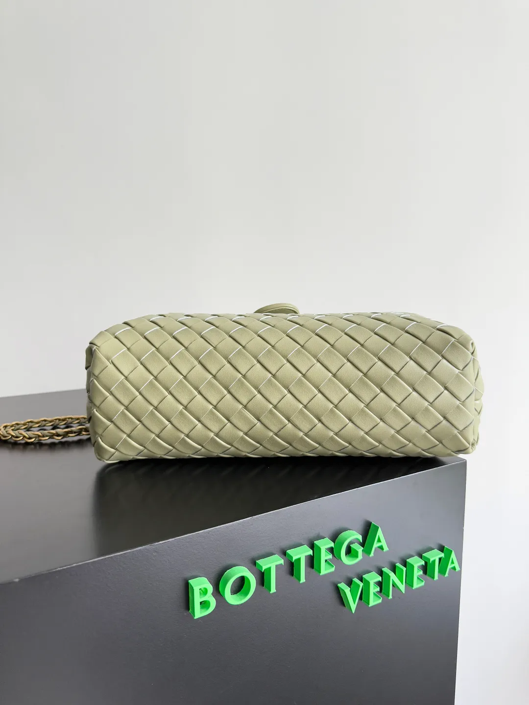 Batch 2260 BOTTEGA VENETA Lady's LAUREN CLUTCH Chain Clutch was inspired by 40 years ago. It is a perfect fusion of classic and modern bags. It is effortless and fashionable for any occasion and at any time. The newly added detachable metal chain allows people to have more ways to carry it. It is grand and elegant. Style No.: 785807 Size: 31.5*16.5*11cm